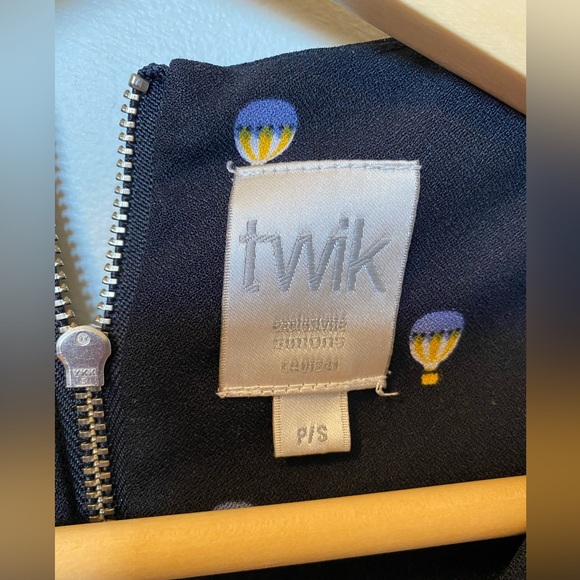 Cute short-sleeve blouse with hot-air balloon print! - Picture 5 of 5